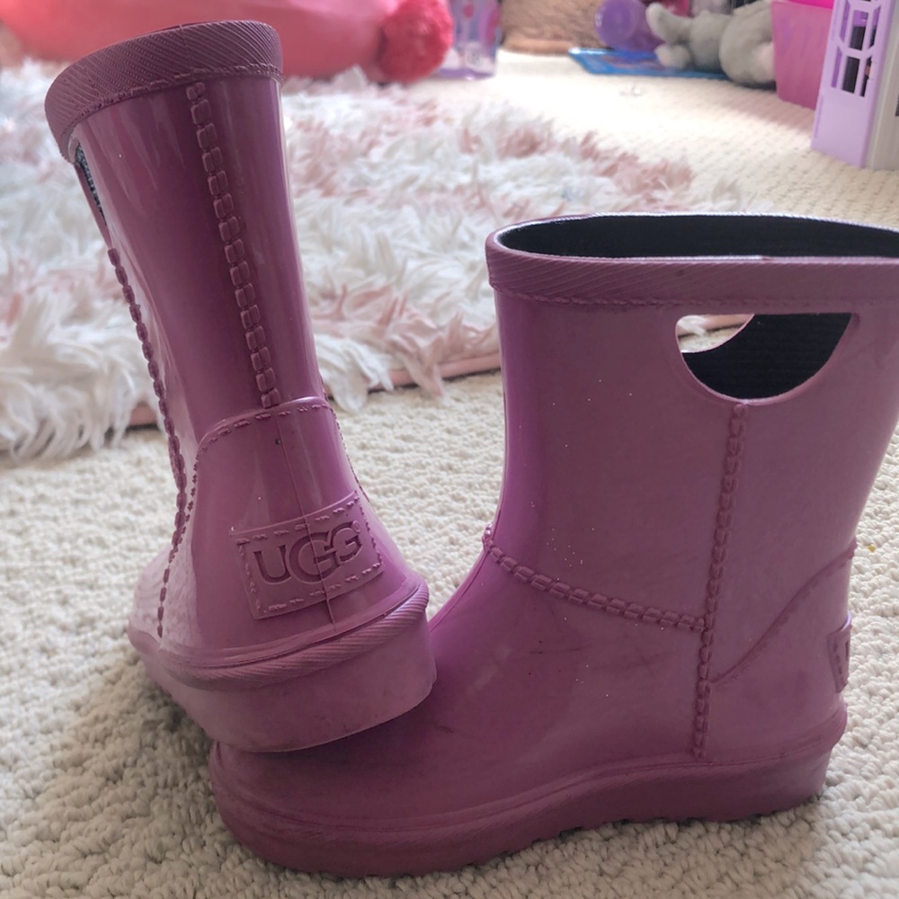 Cuz his Ugg Rain boots
